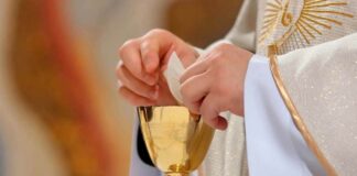 VIDEO: Sacerdote ofició misa borracho y tuvo que renunciar. Misa católica