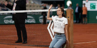 VIDEO: Mujer se ató a red en la semifinal de Roland Garros. Mujer se ató a la red en Roland Garros