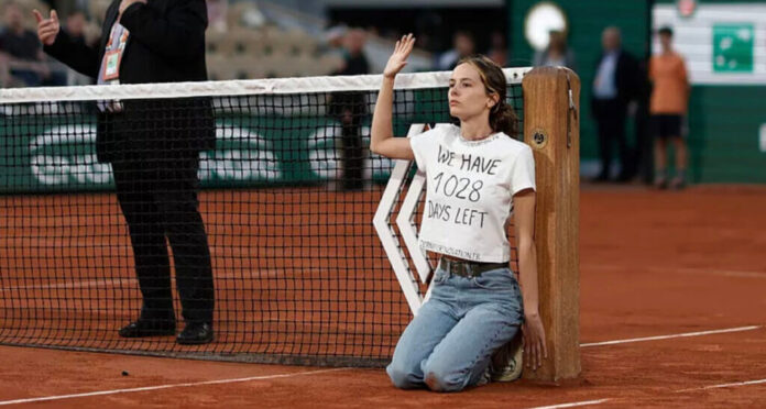 Mujer se ató a la red en Roland Garros