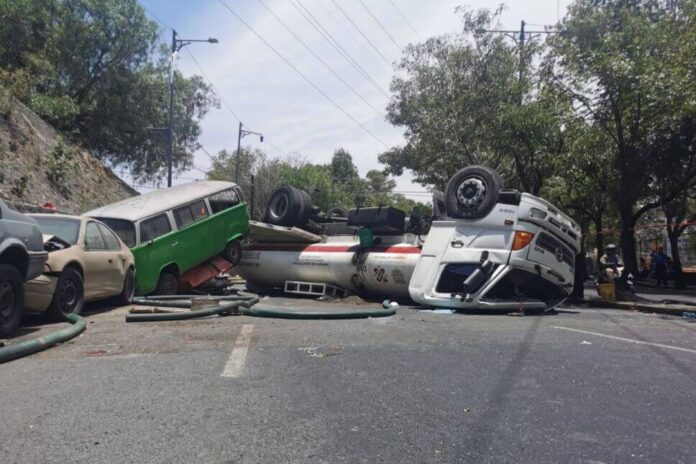 Pipa del DIF se quedó sin frenos e impactó 8 vehículos
