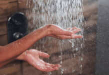 Bañarse diario puede ser perjudicial: Harvard. Agua en regadera