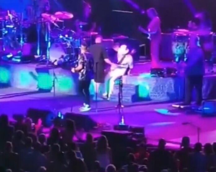 Carlos Santana se desmaya en concierto