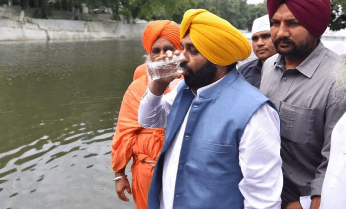 Funcionario de India bebe agua de “río sagrado” y termina hospitalizado