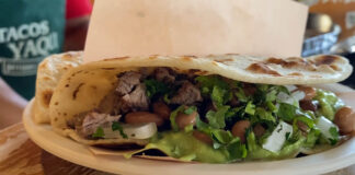 VIDEO: Los “perrones” de Rosarito son los mejores tacos del mundo. Tacos El Yaqui de Rosarito, conocidos como los perrones