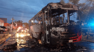 Así terminó el camión incendiado