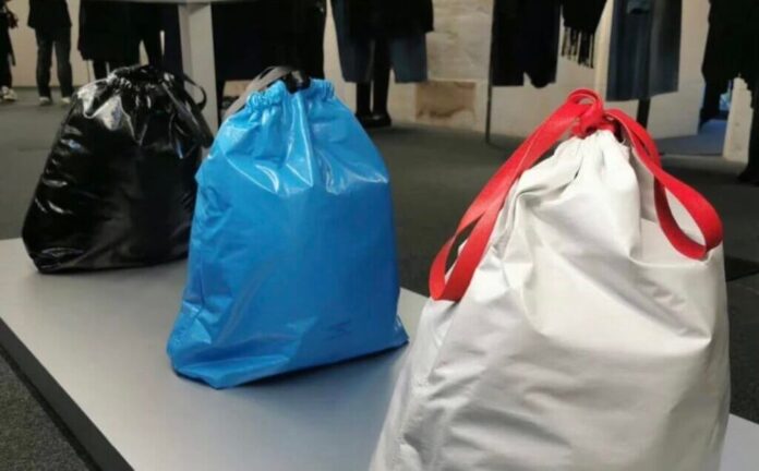 Balenciaga lanza “bolsa de basura” en 36 mil pesos