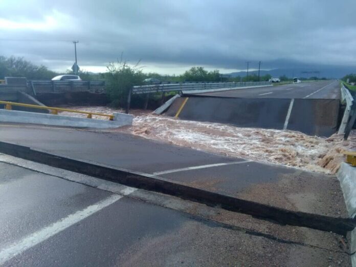Colapsos y derrumbes en carreteras de Sonora por fuertes lluvias