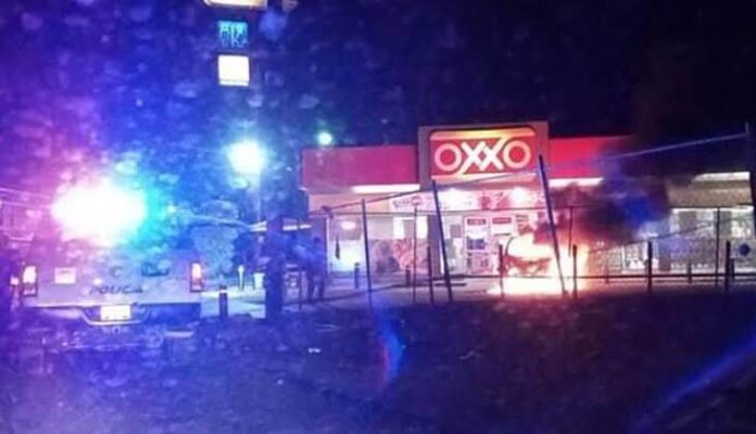 Queman Oxxo en Mexicali