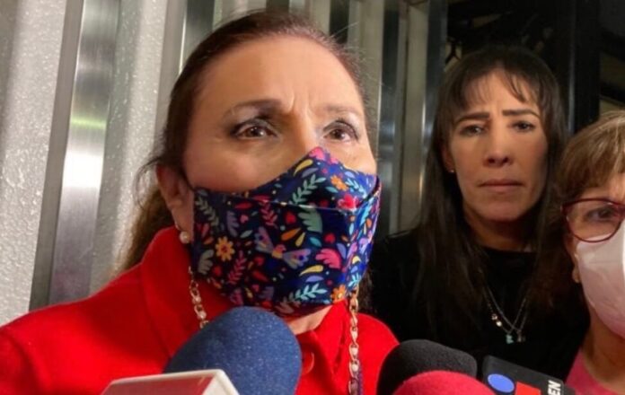 Rosario Robles al salir del penal