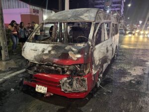 Taxi resultó incendiado este viernes en Tijuana