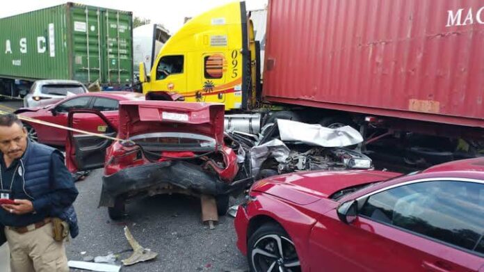 Accidente en Michoacán deja muertos y heridos Accidente en Michoacán deja muertos y heridos