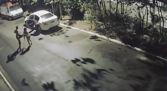 Dejan desnudos y en la calle a pareja que tenía relaciones en automóvil