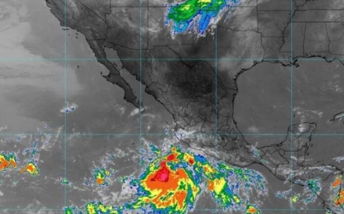 Huracán Kay se fortalece mientras avanza hacia el norte de México