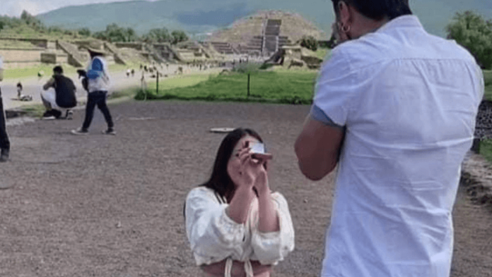 Mujer pide matrimonio a su novio en Teotihuacán Mujer pide matrimonio a su novio en Teotihuacán