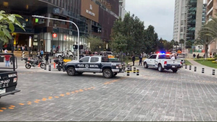 Balacera en plaza Andares de Jalisco causó pánico Balacera en plaza Andares de Jalisco causó pánico