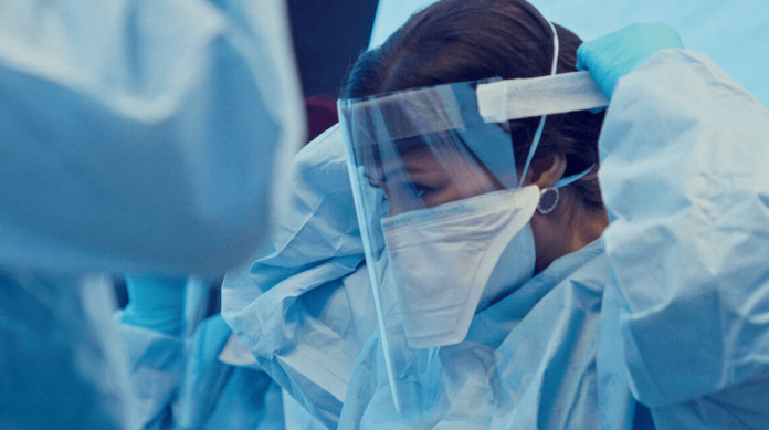 Doctora cubierta con equipo durante la pandemia