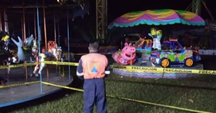 Juego mecánico deja 25 personas lesionadas tras caerse