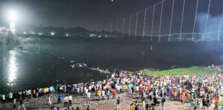 Suman 120 fallecidos tras caer puente en la India. Suman 120 fallecidos tras caer puente en la India