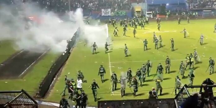 Tragedia en Indonesia tras batalla campal en partido de futbol