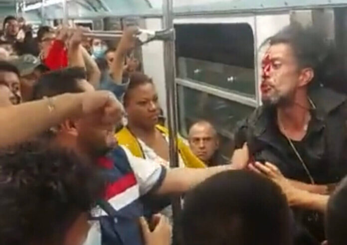 Hombre dice tener SIDA mientras escupe a otro en vagón del metro