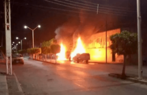 Vehículos incendiados tras la captura de “El Rudo” en México