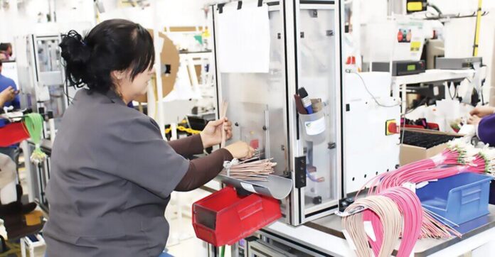 Trabajadora en empresa maquiladora