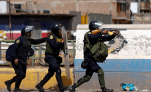 Mueren al menos 17 personas durante protestas en Perú