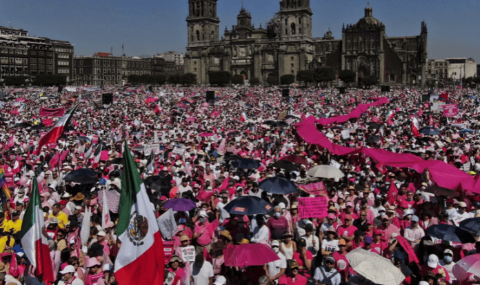 Llenaron el Zócalo de la CDMX para protestar contra la reforma electoral de AMLO Llenaron el Zócalo de la CDMX para protestar contra la reforma electoral de AMLO
