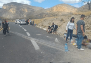 Volcadura deja 10 muertos y más de 30 heridos