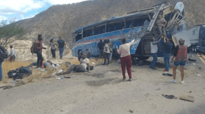 Volcadura deja 10 muertos y más de 30 heridos entre Oaxaca y Puebla