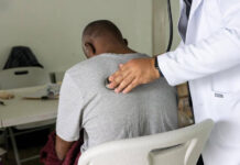 Inició en Baja California el censo para dar consultas médicas gratuitas a domicilio. Hombre africano recibe atención médica