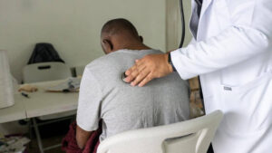 Hombre africano recibe atención médica