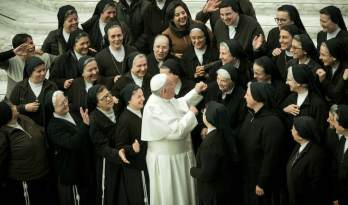 Papa Francisco aprueba que mujeres voten en próxima reunión de obispos