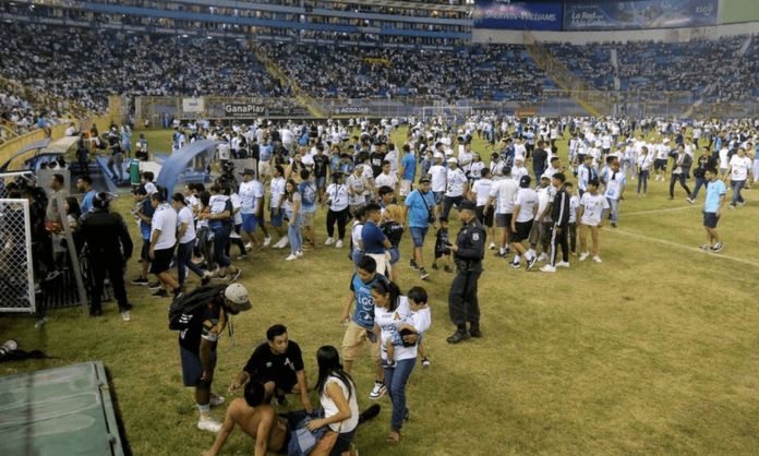 Estampida en juego de futbol dejó al menos 12 muertos en El Salvador