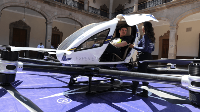 Apantallan con “carro volador” en patio de Palacio de Gobierno de NL