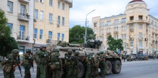 VIDEO: Grupo militar se revela a Putin y toma control de zonas en Rusia. Grupo militar se revela a Putin y toma control de zonas en Rusia