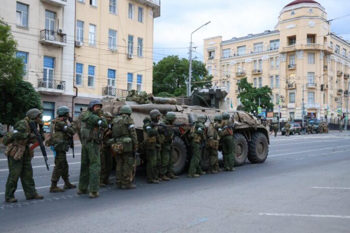 Grupo militar se revela a Putin y toma control de zonas en Rusia Grupo militar se revela a Putin y toma control de zonas en Rusia