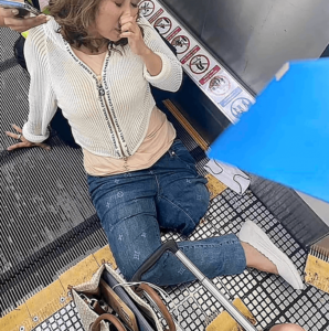 Mujer perdió su pierna al atorarse en banda móvil