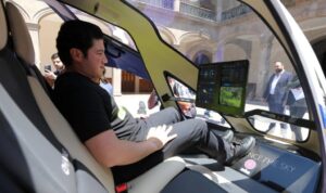 Samuel García con las nuevas unidades de seguridad