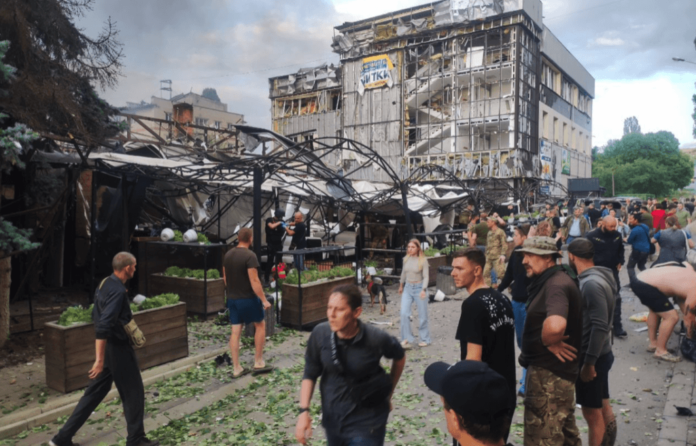 Sube a 10 los muertos por bombardeo a restaurante de Ucrania Sube a 10 los muertos por bombardeo a restaurante de Ucrania
