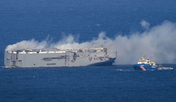 Barco con más de tres mil autos se incendió en el mar 1