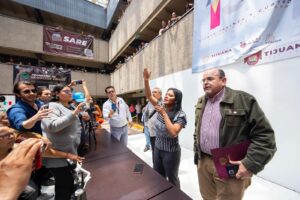 La alcaldesa de Tijuana le pidió al diputado que estaba en el tercer piso que bajara a dialogar con ella