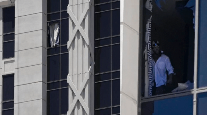 Se atrincheró en hotel de Las Vegas arrojando muebles por las ventanas