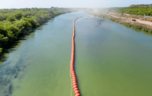 Boyas gigantes que colocó Texas en el río Bravo