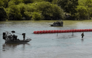 Boyas que colocó Texas en el río Bravo