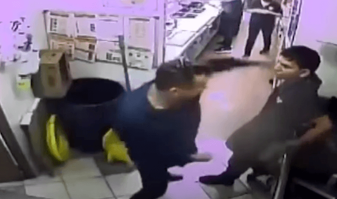 Cliente golpea a trabajador de Subway Cliente golpea a trabajador de Subway