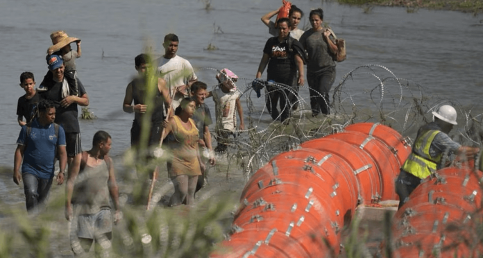 Hallan cuerpo en boyas gigantes que colocó Texas en el río Bravo