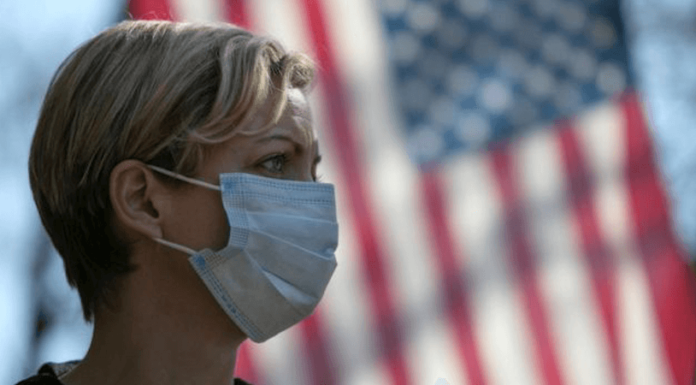Mujer con cubrebocas en Estados Unidos