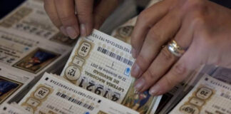 Once mujeres ganaron la lotería con un boleto compartido. Once mujeres de la India ganan la lotería con un boleto compartido