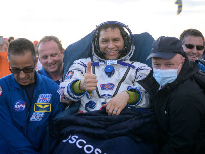 Astronauta aterriza en Kazajistán tras más de un año en el espacio Astronauta aterriza en Kazajistán tras más de un año en el espacio